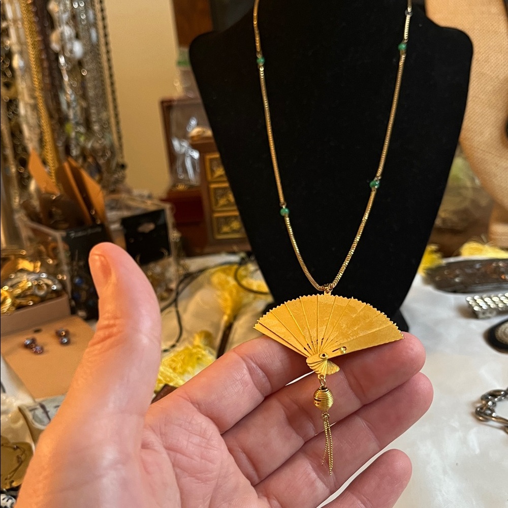 Elegant Gold Fan Pendant Necklace + earrings set - Picture 8 of 11